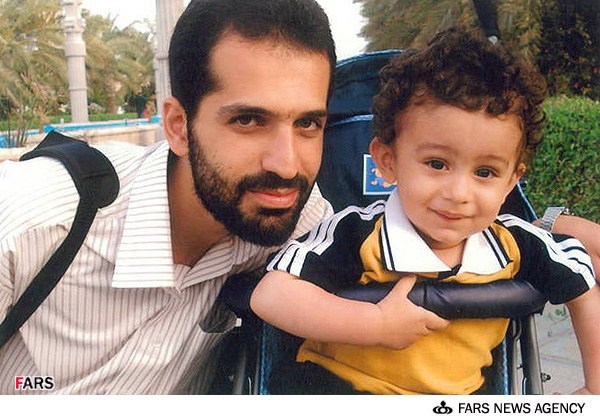 شهید مصطفی احمدی روشن در کنار علیرضا پسر خردسالش