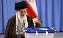 رهبر معظم‌ انقلاب پس از انداختن رأی خود به صندوق:   هرکسی که عزت، عظمت و شکوه ایران را دوست دارد در انتخابات شرکت نماید
