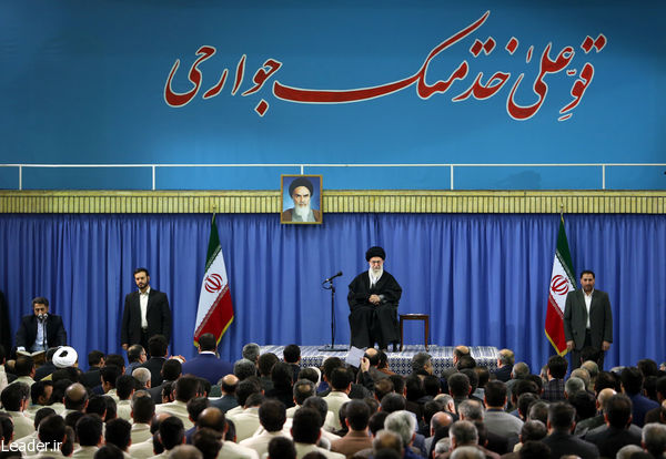 نشان دادن مظهر معنویت در سکوهای قهرمانی، معرّف استقامت معنوی ملت ایران است