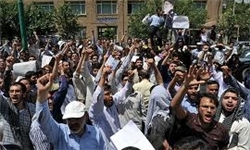 تجمع دانشجویان مقابل مجلس شورای اسلامی در حمایت از قطع صادرات نفت به اروپا 