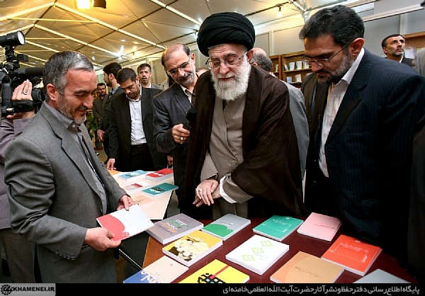 بازدید رهبر انقلاب از نمایشگاه بین المللی كتاب تهران