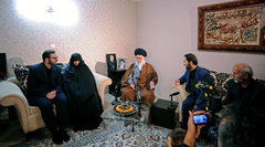رهبر انقلاب در منزل سردار شهید همدانی حضور یافتند