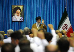 رهبر معظم انقلاب:   دشمن به‌دنبال تسلیم نظام اسلامی است با کوتاه آمدن، دشمنی‌ها برطرف نمی‌شود