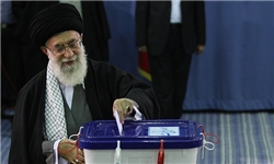 رهبر معظم انقلاب اسلامی در اولین ساعت رأی‌گیری رای خود را به صندوق انداختند