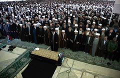 رهبر معظم انقلاب اسلامی بر پیکر مطهر آیت الله خوشوقت نماز اقامه کردند