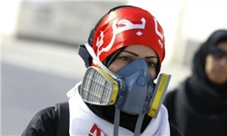 زنان بحرینی از ترس گازهای سمی با ماسک به خیابان می‌آیند+ عکس