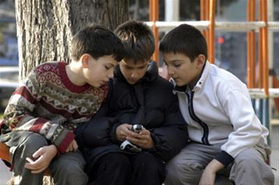 ناهمراه دانش آموزان    نگاهی به پدیده تلفن همراه در مدارس